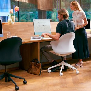 Sedus se:flair with a natural beech four-legged frame in a home office