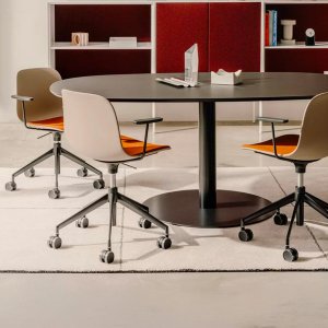 Swivel version of the Seela by Lapalma on castors