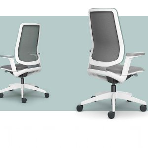 Four se:flex chairs with sand slim upholstery around a bench desk in a desk-booking floor