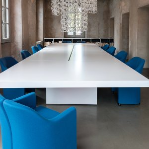 Asymmetrical Meeting by Tecno, design Piero Lissoni, in a twelve-seat boardroom
