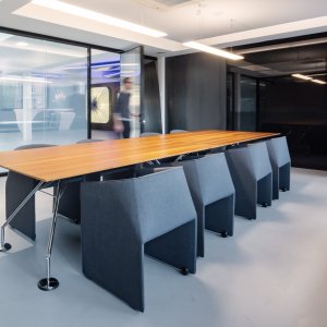 Upper shelf system organising a Nomos workstation vertically