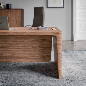 X10 desk with structural return and integrated pedestal