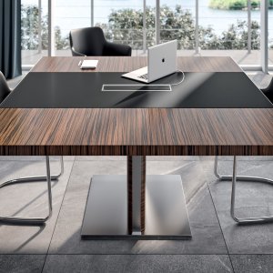 Optional veneered skirt panel of the X10 desk