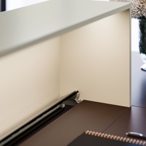 Reception desks in the Z1 series with counter shelf