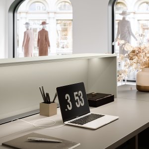 Anodised aluminium plinth of the Quadrifoglio Z1 desk