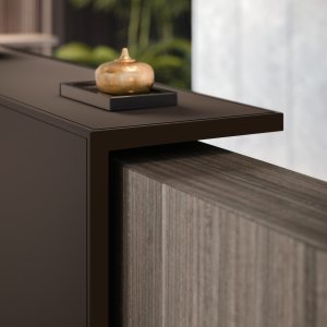 Flip-top cable tray fitted under the Z2 reception worktop