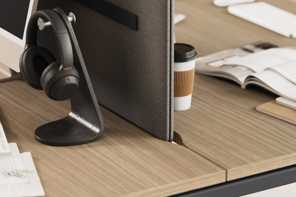 Close-up of the Las Mobili Sigma workstation: wood-effect top and fabric desk screen