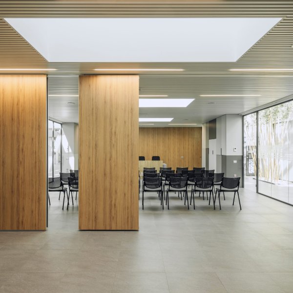 Anaunia operable partition dividing a London conference room