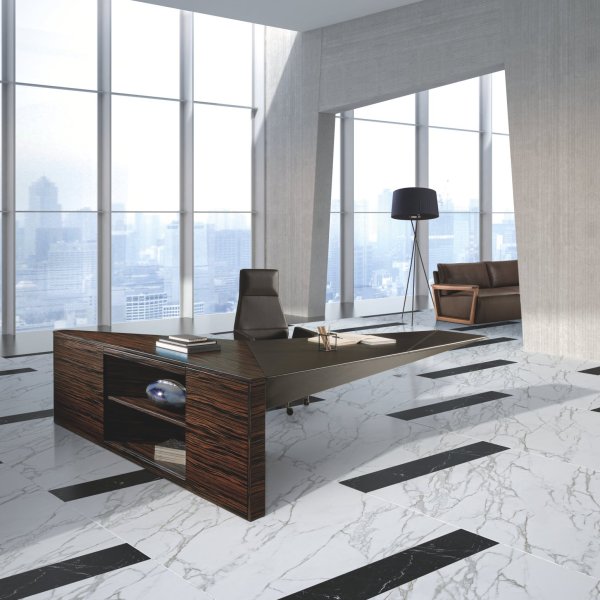 Boardroom with i4Mariani veneered conference table and leather chairs