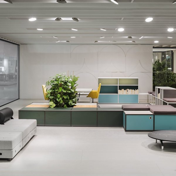 Office with the Tecno Nomos desk system designed by Norman Foster