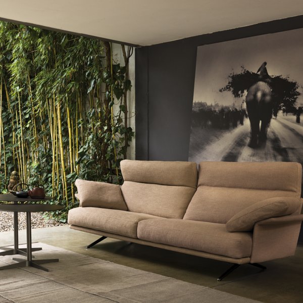 Verzelloni armchair in leather, close detail of removable cover and stitching